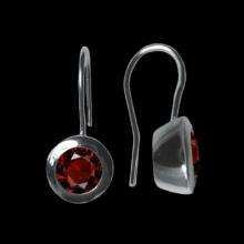 vzA106ED (Silver Round Earrings with Garnet)